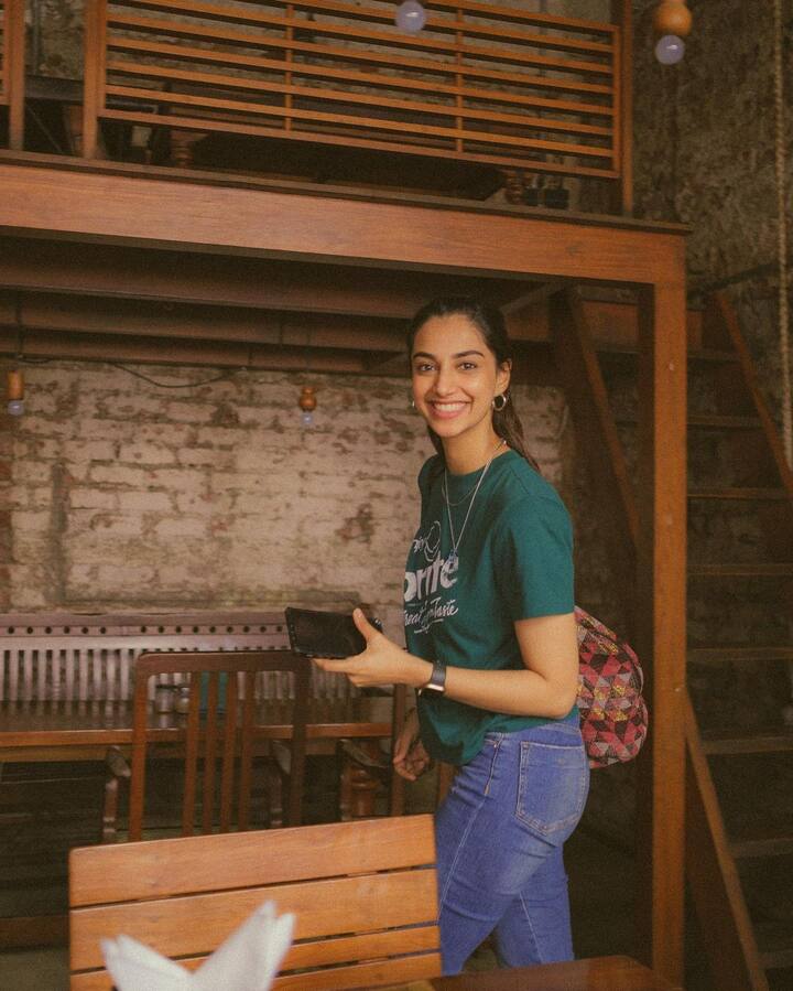 ముంబైలో మీనాక్షి చౌదరి -Image Credit: Meenakshi chaudhary/Instagram