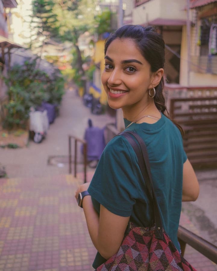 ముంబైలో మీనాక్షి చౌదరి -Image Credit: Meenakshi chaudhary/Instagram