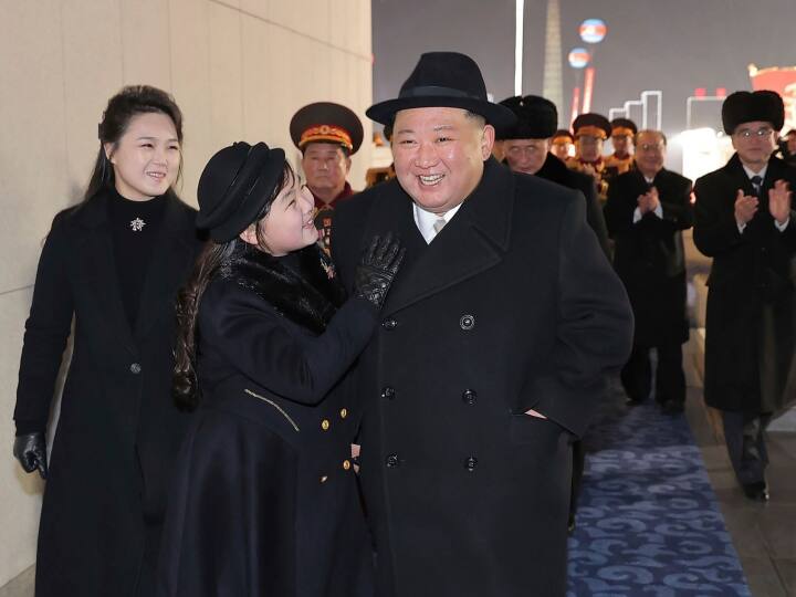 इस से पहले भी नॉर्थ कोरिया के तानाशाह किम जोंग उन अपनी बेटी के साथ कई मौकों पर मिसाइल टेस्ट के दौरान देखे जा चुके हैं.