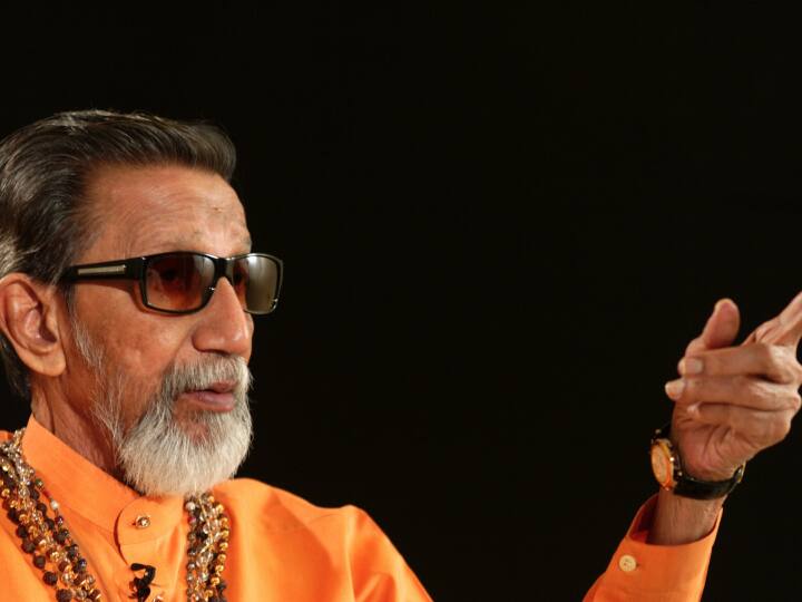 बाला साहेब ठाकरे 23 जनवरी 1926 में एक मराठी परिवार में पैदा हुए थे. उन्होंने 18 लोगों के साथ मराठी लोगों के हक के लिए शिवसेना बनाई थी.  (फोटो-Getty)