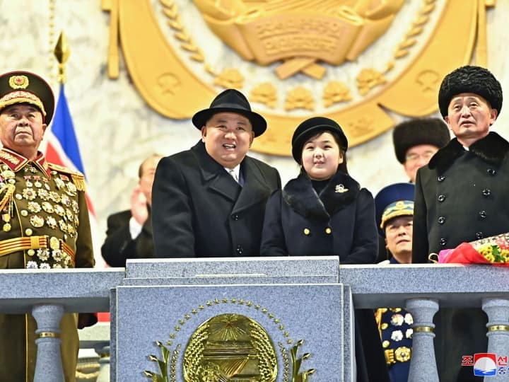 North Korea 75th Army Foundation Day: नॉर्थ कोरिया के नेता किम जोंग उन अपनी बेटी के साथ आर्मी के 75 वें स्थापना दिवस पर शिरकत की. इस दौरान प्योंगयांग में व्यापक रूप से आर्मी परेड का आयोजन किया गया.
