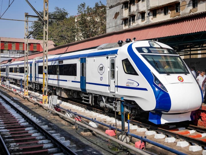 PM Narendra Modi on Mumbai tour 10 Februray  he will gift two new Vande Bharat Express trains to Maharashtra especially Mumbai ann PM Modi's Mumbai Visit: महाराष्ट्र को मिलेंगी 2 नई वंदे भारत एक्सप्रेस ट्रेन की सौगात, पीएम मोदी आज दिखाएंगे हरी झंडी