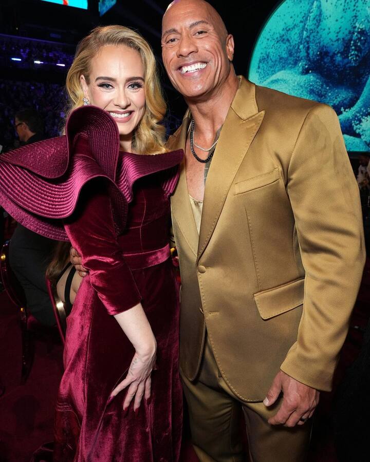 இந்த விருதினை தி ராக்தான் அடெலிற்கு வழங்கியுள்ளார்