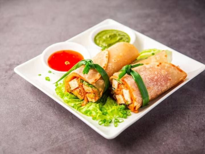 एक कढ़ाई को तेज आंच पर रखें और उसमें तेल गरम करें। स्प्रिंग रोल को क्रिस्पी होने तक डीप फ्राई करें.टमाटर केचप के साथ गरम परोसें.