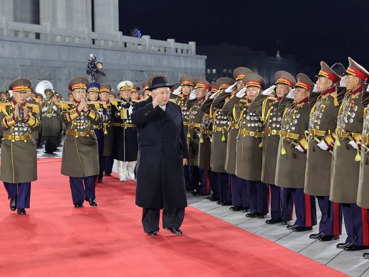 ह्वासोंग-17 का पिछले साल पहली बार टेस्ट किया गया था. संयुक्त राष्ट्र सुरक्षा परिषद के प्रस्तावों और प्रतिबंधों के बावजूद देश ने अपनी बैलिस्टिक मिसाइल कार्यक्रम के साथ बड़ी और अधिक एडवांस्ड मिसाइलों को लॉन्च किया है.