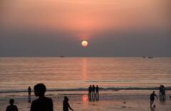 Valentine Week 2023: शाम गुलाबी...शहर गुलाबी, 'वैलेंटाइन डे' से पहले मुंबई के मरीन ड्राइव पर वक्त बिताते नजर आए कपल, देखें तस्वीरें