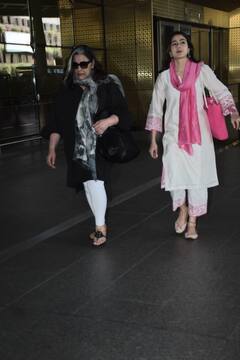 Sara Ali Khan Photos: हाथों में चूड़ियां...चेहरे पर स्माइल, मां के साथ एयरपोर्ट पर स्पॉट हुईं सारा अली खान, देखें तस्वीरें