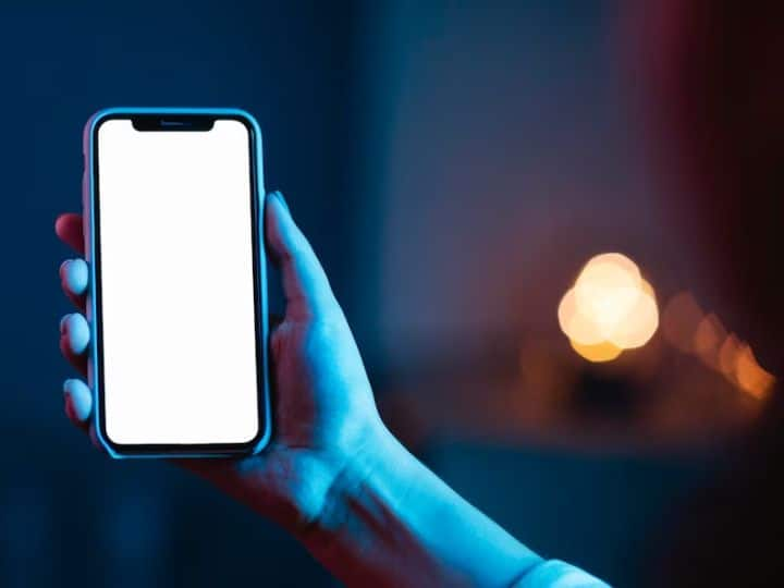 Smartphone Vision Syndrome Woman Faces Blindness After Spending Too Much Time On Mobile Phone Smartphone Vision Syndrome: फोन पर घंटों बिताने के बाद महिला हुई अंधेपन का शिकार, आप कभी न दोहराएं ये गलती