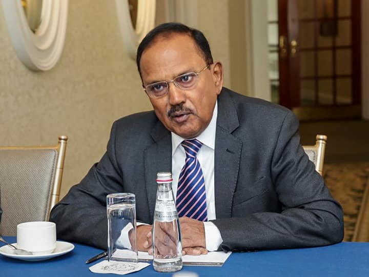 NSA Ajit Doval met Russian President Vladimir Putin in Moscow discussed various bilateral and regional issues with him Ajit Doval Meets Vladimir Putin: अजीत डोभाल ने रूस के राष्ट्रपति व्लादिमीर पुतिन से की मुलाकात, क्या हुई बात?