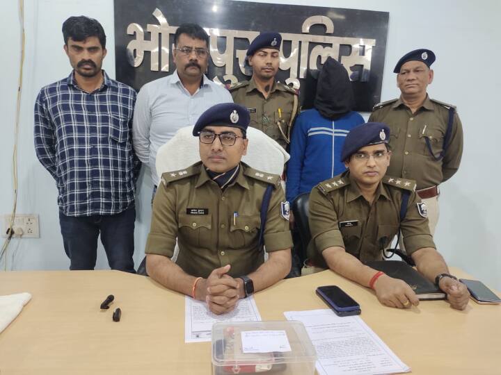 Arrah Crime: पुलिस ने किया रिटायर्ड प्रोफेसर दंपती हत्याकांड का खुलासा, असम से पहुंचा था हत्यारा, जानें पूरा मामला Arrah Crime Police disclosed the murder of retired professor couple killer had arrived from Assam ann Arrah Crime: पुलिस ने किया रिटायर्ड प्रोफेसर दंपती हत्याकांड का खुलासा, असम से पहुंचा था हत्यारा, जानें पूरा मामला