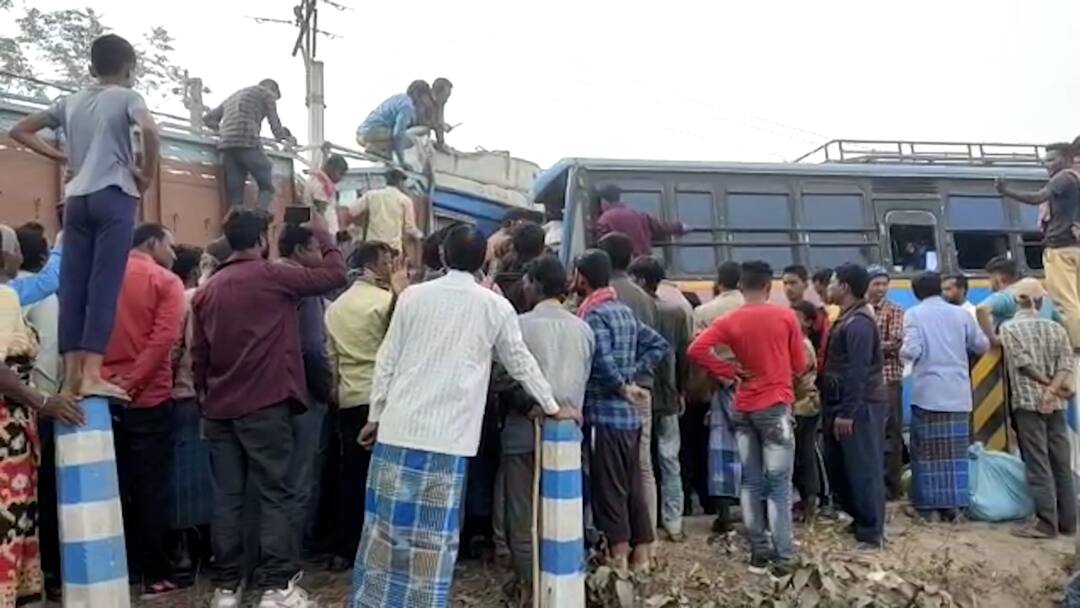 Uttar Dinajpur:হেমতাবাদে বেসরকারি বাস ও লরির মুখোমুখি সংঘর্ষ, জখম ২০ যাত্রী 20 Get Injured As Private Bus And Lorry Had An Head On Collision At Hemtabad Uttar Dinajpur:হেমতাবাদে বেসরকারি বাস ও লরির মুখোমুখি সংঘর্ষ, জখম ২০ যাত্রী