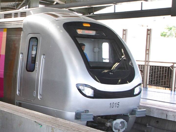 mumbai metro ghatkopar-versova metro line disturbed due to technical fault at asalpha station Mumbai Metro : घाटकोपर-वर्सोवा मेट्रोमध्ये तांत्रिक बिघाड, मेट्रो सेवा विस्कळीत; मेट्रो स्थानकावर प्रवाशांची गर्दी