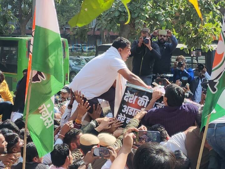 Delhi Youth Congress Protest: दिल्ली  में गुरुवार को यूथ कांग्रेस के अध्यक्ष बीवी श्रीनिवास ने कार्यक्रतों के साथ केंद्र सरकार और गौतम अडानी के खिलाफ नारेबाजी करते हुए प्रदर्शन किया.