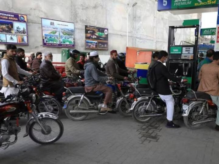 Pakistan Economic Crisis: कंगाल पाकिस्तान के लिए अब अफवाहें बनी मुसीबत! झूठी खबर से खाली हुए पेट्रोल पंप pakistan fuel crisis petrol stations stop supplying after rumour of expecting increase in fuel price Pakistan Economic Crisis: कंगाल पाकिस्तान के लिए अब अफवाहें बनी मुसीबत! झूठी खबर से खाली हुए पेट्रोल पंप