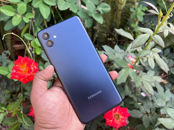 सैमसंग Galaxy M13 5G स्मार्टफोन भी आपके लिए एक अच्छा ऑप्शन साबित हो सकता है. इसमें आपको 4GB रैम और 64GB की इंटरनल स्टोरेज मिलती है. मोबाइल फोन की कीमत 11,999 रुपये है. स्मार्टफोन में 5000 एमएएच की बैटरी मिलती है. अगर आपका बजट कम है तो इन सभी में से सैमसंग गैलेक्सी M13 5G स्मार्टफोन आपके लिए बेस्ट है.