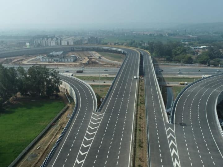 Delhi-Mumbai Expressway: नितिन गडकरी ने दिल्ली-मुंबई एक्सप्रेस-वे की कुछ तस्वीरें ट्वीट की है. 1,386 किलोमीटर की लंबाई के साथ ये भारत का सबसे लंबा एक्सप्रेसवे है. ये रही तस्वीरें
