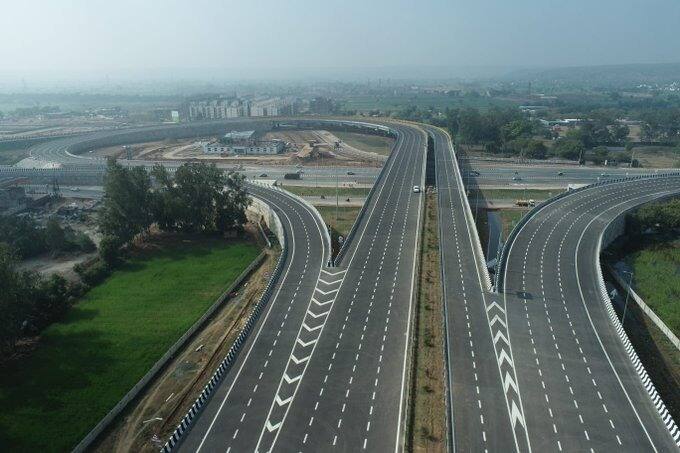 Delhi-Mumbai Expressway: द्रुतगती मार्गावरून प्रवास करताना दिल्ली ते मुंबई दरम्यानचा प्रवास वेळ 24 तासांवरून केवळ 12 तासांवर येईल.