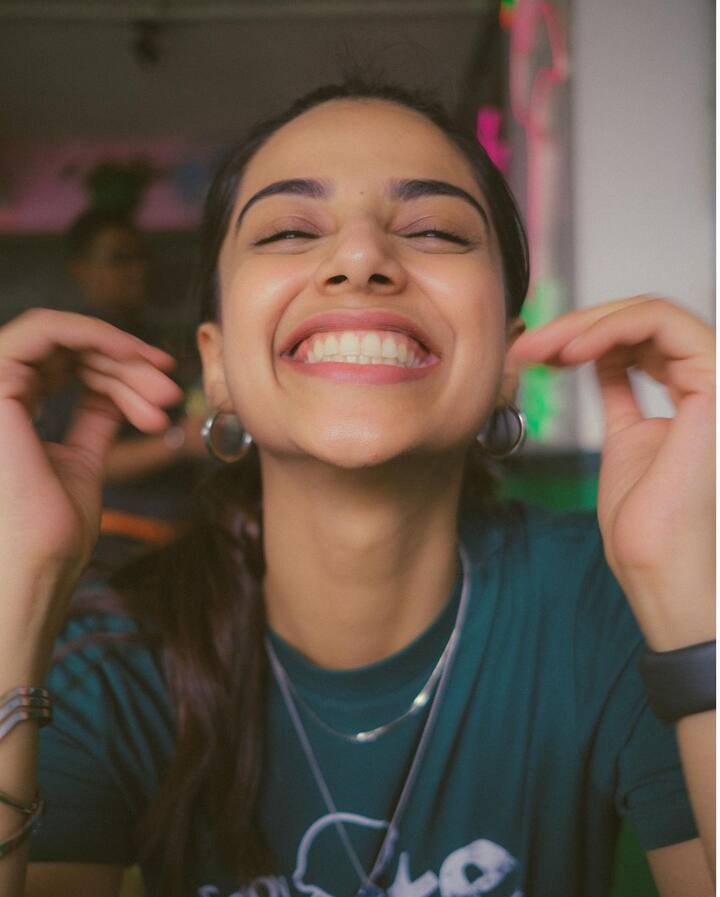 హిట్ 2 సినిమాతో అలరించిన మీనాక్షి చౌదరి ముంబైలోనే పుట్టి పెరిగింది. షూటింగ్ లేకపోవడంతో ముంబైలోనే షికార్లు కొట్టింది. -Image Credit: Meenakshi chaudhary/Instagram