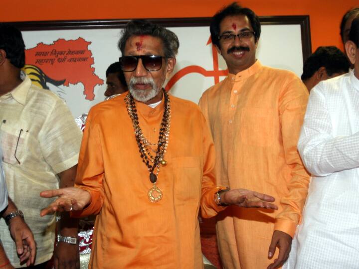 बाला साहेब ठाकरे का पूरा नाम बाल केशव ठाकरे था. कार्टूनिस्ट से कट्टर हिन्दू नेता बनने वाले बाबा साहेब जल्द ही मराठी मानुष के बीच बाला साहेब ठाकरे के तौर पर मशहूर हो गए.  (फोटो-Getty)