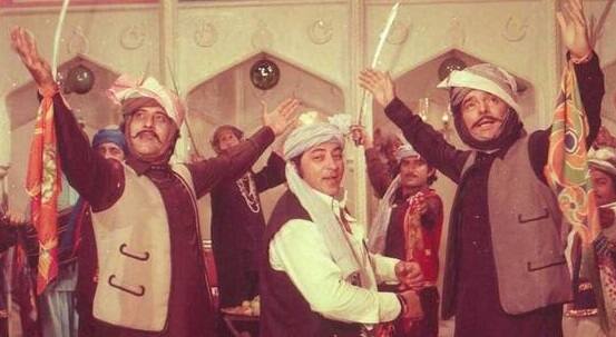 વર્ષ 2009માં ફિરોઝ ખાન 27 એપ્રિલે ફેફસાના કેન્સર સામેની લડાઈ હારી ગયા અને દુનિયાને અલવિદા કહી દીધું. વિનોદ ખન્ના માટે આ સમય ઘણો મુશ્કેલ હતો. ત્યારબાદ ફિરોઝના મૃત્યુના લગભગ 8 વર્ષ બાદ વિનોદનું 27 એપ્રિલ 2017ના રોજ નિધન થયું હતું. તેમનું મૃત્યુ પણ કેન્સરને કારણે થયું હતું.