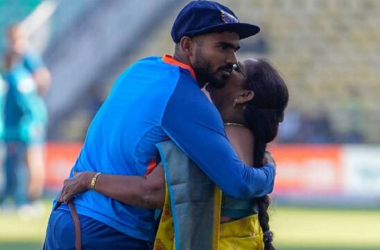 Border Gavaskar Trophy: KS Bharat Gets Hug from Mother Moments After Test Debut Pic Goes Viral ਡੈਬਿਊ ਮੈਚ 'ਚ ਜੱਫੀ ਪਾ ਕੇ ਮਾਂ ਦਾ ਲਿਆ ਆਸ਼ੀਰਵਾਦ, ਮੈਦਾਨ 'ਚ ਐਂਟਰੀ ਕਰਦੇ ਹੀ ਕ੍ਰਿਕਟਰ ਨੇ ਕਰ ਦਿੱਤਾ ਕਮਾਲ