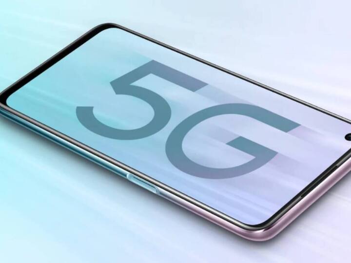 ग्राहक अब तेजी से 5G फोन की ओर स्विच कर रहे हैं. भारत में रिलायंस जियो और भारतीय एयरटेल की 5G सर्विस कई शहरों में शुरू हो चुकी है. 4G के मुकाबले 5G फोन में बेहतर कनेक्टिविटी लोगों को मिलती है. आज जानिए की आपके लिए बेस्ट 5G फोन 15,000 रुपये के बजट में कौन-कौन से हैं.