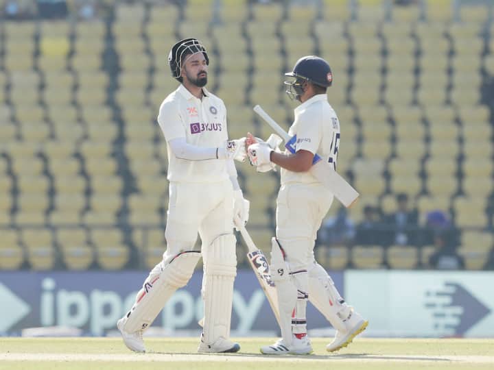 नागपुरच्या विदर्भ क्रिकेट असोसिएशनच्या मैदानात हा पहिला कसोटी सामना सुरु असून पहिल्या दिवशीचा खेळ भारताच्या नावावर राहिला.