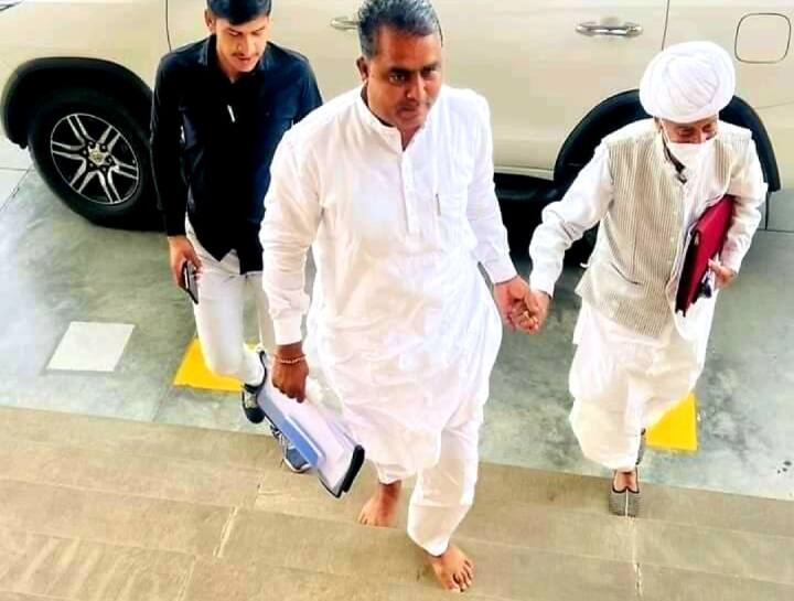 Rajasthan Budget 2023: CM गहलोत के बजट भाषण के बाद बिना जूतों के रहेंगे कांग्रेस विधायक मदन प्रजापत, जानिए क्यों Rajasthan Budget 2023 Congress Leader Madan Prajapat will not wear shoes as no New District Announced ANN Rajasthan Budget 2023: CM गहलोत के बजट भाषण के बाद बिना जूतों के रहेंगे कांग्रेस विधायक मदन प्रजापत, जानिए क्यों