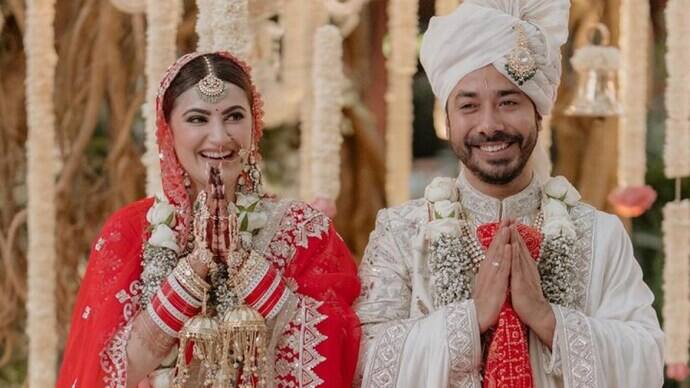 नवविवाहित जोडप्याने अर्थात शिवालिका ओबेरॉय आणि अभिषेक पाठकने सोशल मीडियावर लग्नसोहळ्यातील एकमेकांसोबतचे फोटो शेअर करत चाहत्यांना आनंदाची बातमी दिली आहे.