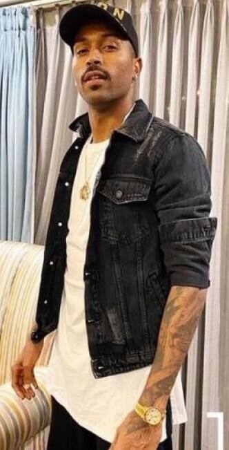 ‘रोलेक्स डे-डेट 40 एमएम प्रेसिडेंट’ घड़ी – हार्दिक की घड़ी की खासियत ये है कि इसमें 'रूबी' के पत्थर लगे है. इसकी कीमत करीब 89 लाख रुपए है.