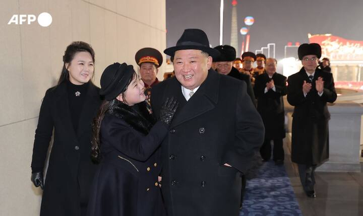 उत्तर कोरियामध्ये सैन्य दलाचा 75 वा स्थापना दिन पार पडला. या निमित्ताने परेडसह मोठ्या कार्यक्रमाचं आयोजन करण्यात आलं होतं. यावेळी कार्यक्रमात हुकूमशाह तर दिसलाच पण त्याच्यासोबतच त्याची पत्नी आणि मुलीवरही साऱ्यांच्या नजरा खिळल्या होत्या. (PC : AFP)