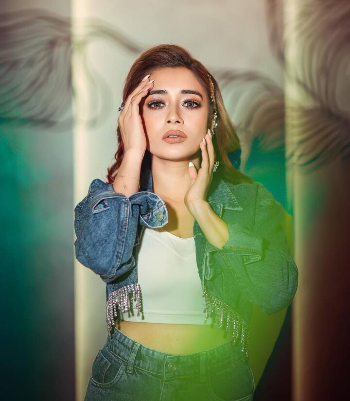 टीना दत्ता ने एक बार फिर से अपने फैंस के साथ अपना नया लुक शेयर किया है. तस्वीरें देखकर लग रहा है किये उनका डेनिम लुक है, जिसमें वो डेनिम की जैकेट के साथ डेनिम की जींस पहने नजर आ रही हैं.