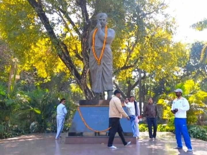 Prayagraj water drop dripping from Chandra Shekhar Azad statue people says miracles ANN Prayagraj News: शहीद चंद्रशेखर आजाद की प्रतिमा से टपक रही पानी की बूंदें, चमत्कार को देखने उमड़ी भीड़?