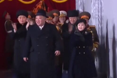 किम जोंगची मुलगी जु-एई ही याआधी नोव्हेंबर महिन्यामध्ये क्षेपणास्त्र प्रक्षेपणावेळी (Rocket Launch) मीडियाच्या नजरेत आली होती. तेव्हापासूनच जु-एई किम जोंगची उत्तराधिकारी बनणार असल्याची चर्चा सुरु झाली आहे.