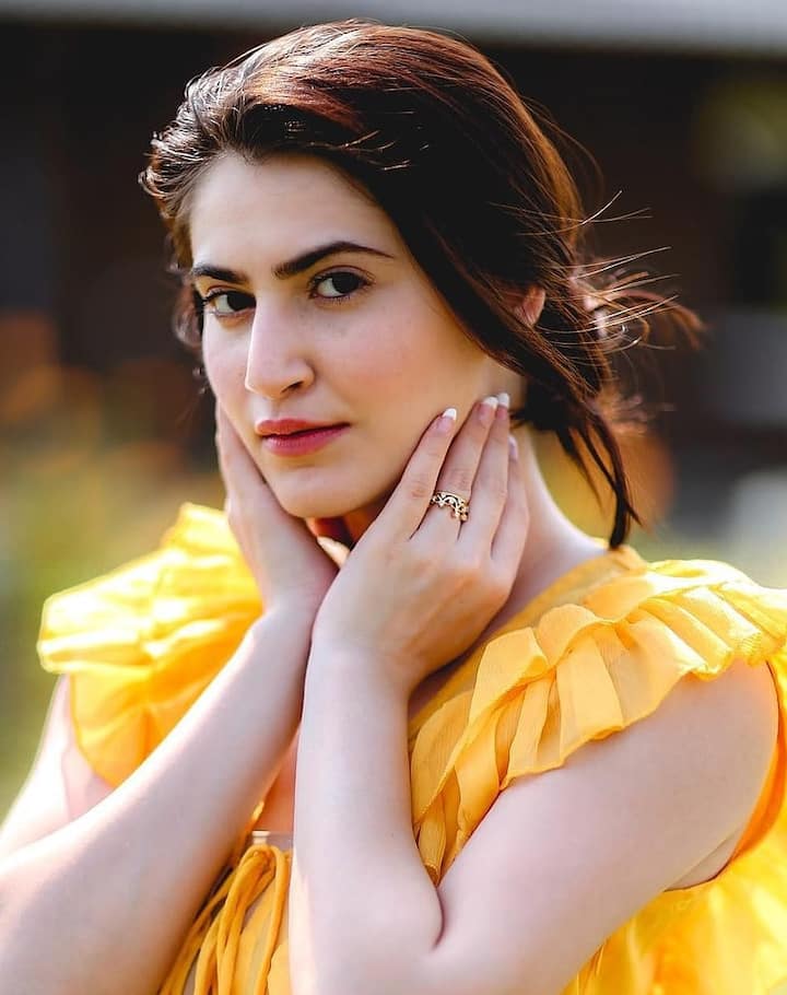 શિવાલીકા ઓબેરોયનું શિક્ષણ આર્ય વિદ્યા મંદિર સ્કૂલ અને મુંબઈની જમનાબાઈ નરસી સ્કૂલમાં થયું હતું. તે મુંબઈ યુનિવર્સિટીમાંથી સ્નાતક છે જ્યાં તેણે અંગ્રેજી અને મનોવિજ્ઞાનમાં અભ્યાસ કર્યો છે. તેણે એક્ટિંગ ઇન્સ્ટિટ્યૂટમાંથી 3 મહિનાનો ડિપ્લોમા કોર્સ પણ કર્યો છે.