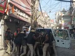 In Pics: दिल्ली के महरौली में मकानों पर चला DDA का बुलडोजर, घर बचाने के लिए JCB के आगे खड़े हुए लोग