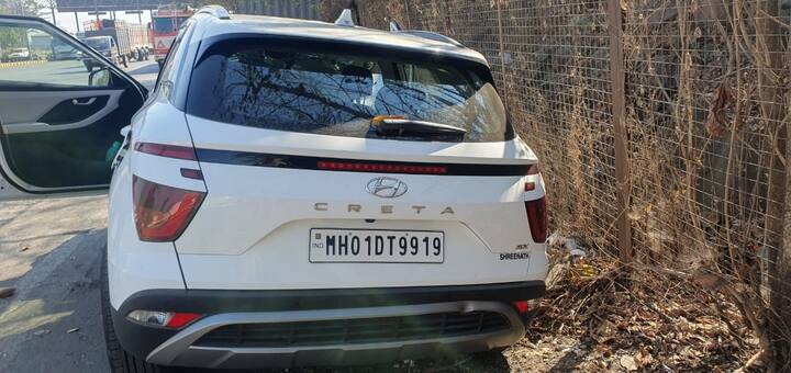 या अपघातात दोघांचा मृत्यू झाला आहे तर दोघे गंभीर जखमी असून त्यांची प्रकृती चिंताजनक असल्याने मिरा रोडच्या वॉकर्ड हॉस्पिटलमध्ये उपचारासाठी भर्ती करण्यात आले आहे.