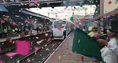 Vande Bharat train : आली रे आली 'वंदे भारत रेल्वे' आली; देहूरोड रेल्वे स्टेशनवर फुलांची उधळण करून रेल्वेचं स्वागत