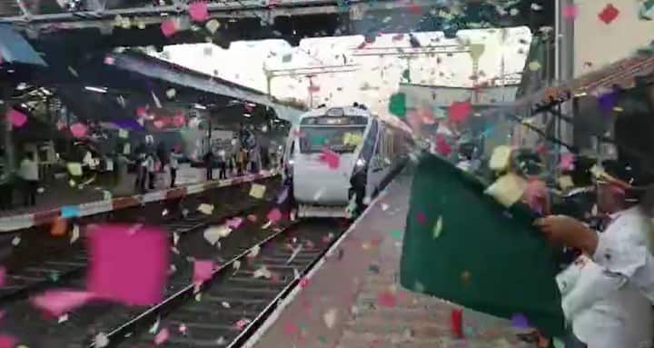 वंदे भारत रेल्वेचे देहूरोड रेल्वे स्टेशनवर फुलांची उधळण करून स्वागत केले.