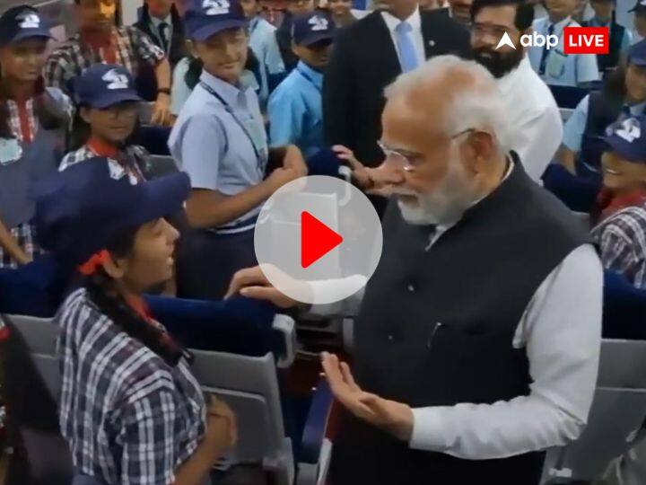 Vande Bharat Express PM Modi Mumbai talked with students girl sing song in front of Prime Minister Watch: Vande Bharat Express में जब पीएम मोदी के सामने अचानक से गाने लगी बच्ची, उसके बाद प्रधानमंत्री ने...