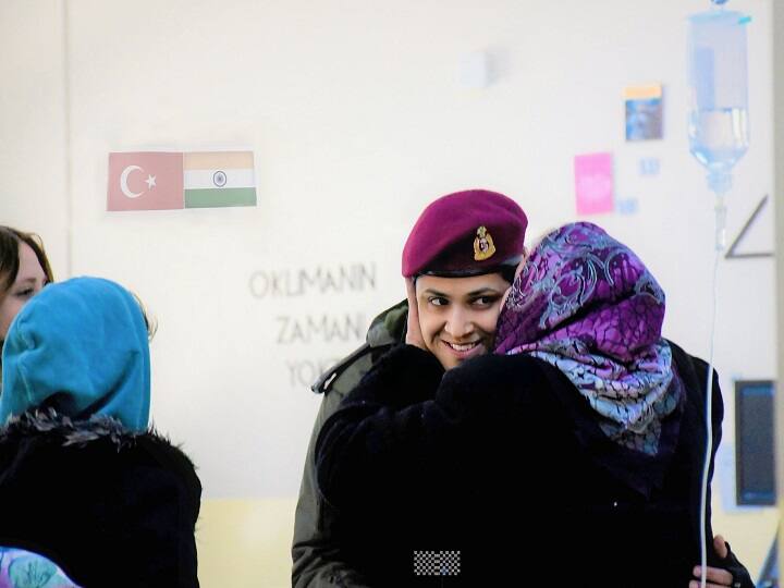 turkey syria earthquake picture of Indian woman officer from Turkey goes viral Abpp तुर्किए से भारतीय महिला अधिकारी की आई ये तस्वीर पूरी दुनिया में बनी चर्चा का विषय