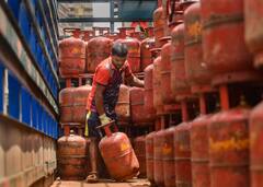 चुनाव से पहले सरकार ने दी बड़ी राहत, अब 500 रुपये में मिलेगा गैस सिलेंडर