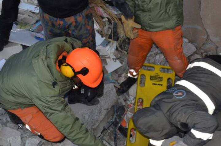 भारताने संकटात सापडलेल्या तुर्कीला मदतीचा हात दिला आहे. भारताने NDRF च्या तीन पथकांसह मदतीचं साहित्य तुर्कीमध्ये पाठवलं आहे.