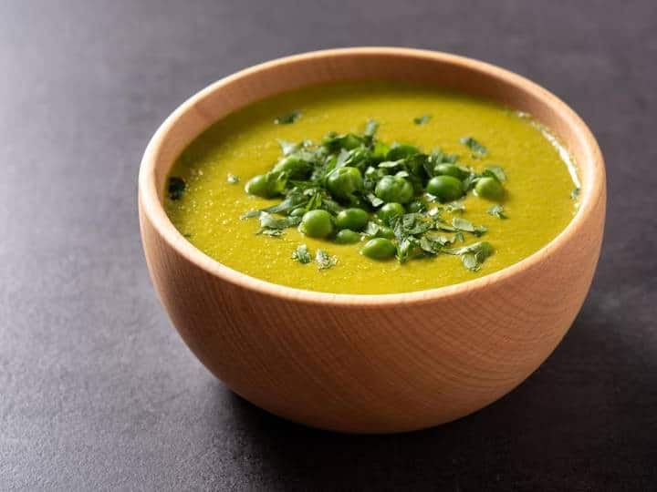 ब्रोकली के मध्यम फ्लोरेट काटें और फिर उन्हें गर्म पानी में ब्लांच करें और ठंडा होने के लिए अलग रख दें.एक बाउल में हंग कर्ड डालें, कसा हुआ प्रोसेस्ड चीज़ डालें फिर हैवी क्रीम डालें और अच्छी तरह मिलाएं.फिर इसमें कटा हुआ अदरक, कटा हुआ लहसुन, सफेद मिर्च पाउडर, नमक, चीनी, गरम मसाला और इलायची पाउडर डालकर अच्छी तरह मिलाएं.