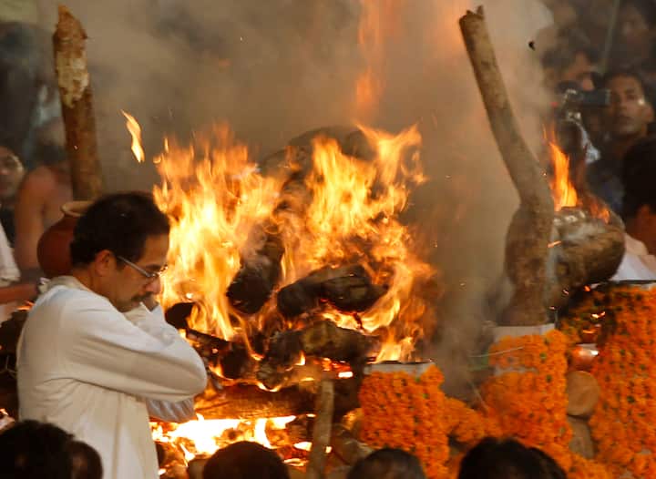 17 नवंबर 2012 को शिवसेना के पूर्व प्रमुख बाल ठाकरे का अंतिम संस्कार किया गया. इस मौके पर बड़ी संख्या में लोगों का सैलाब शिवाजी पार्क में उमड़ा. बाल ठाकरे के अंतिम दर्शन के लिए लोगों की भारी भीड़ देखने को मिली. सभी की आंखें नम थी. नीचे की स्लाइड में देखें तस्वीरें.