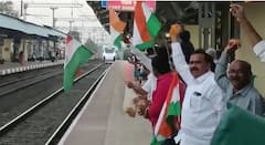 Vande Bharat train : आली रे आली 'वंदे भारत रेल्वे' आली; देहूरोड रेल्वे स्टेशनवर फुलांची उधळण करून रेल्वेचं स्वागत