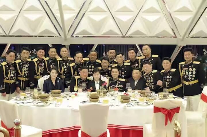 स्थापना दिनानिमित्त सैन्य दलाच्या परेडनंतर किम जोंग भव्य शाहीभोजनाचा आस्वाद घेतला. महत्त्वाचं म्हणजे या भोजनाला किम जोंग सहकुटुंब उपस्थित होता. किमची मुलगी जु-एई सत्ताधारी पक्षाच्या महत्त्वाच्या बैठकीतही उपस्थित होती. (PC : AFP)