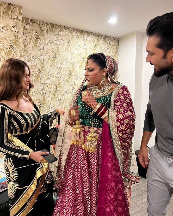 तान्या अबरोल ने अपनी शादी में रेड और ग्रीन शेड का हैवी लहंगा और हैवी ज्वेलरी कैरी की हुई थी.
