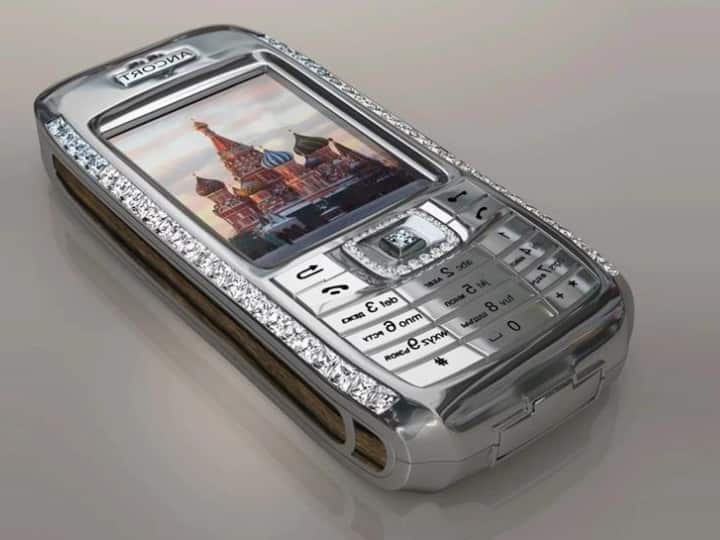 Diamond Crypto Smartphone : डायमंड क्रिप्टो स्मार्टफोन की कीमत $ 1.3 मिलियन है. भारतीय करेंसी के हिसाब से इसकी कीमत (₹107,311,154.60) 10 करोड़ 73 लाख 11 हजार 154 रुपये है. यह फोन एक रूसी कंपनी ने बनाया है, जिसका नाम JSC Ancort है. फोन को एक ऑस्ट्रेलियाई जौहरी, पीटर एलोइसन ने डिजाइन किया था. फोन में 50 हीरे लगे हुए हैं. फोन को एंकोर्ट लोगो और नेविगेशन कुंजी से अलग पूरी तरह से प्लैटिनम से बनाया गया था. फोन अपनी एन्क्रिप्शन तकनीक और डेटा की सुरक्षा की गारंटी के लिए भी फेमस है.