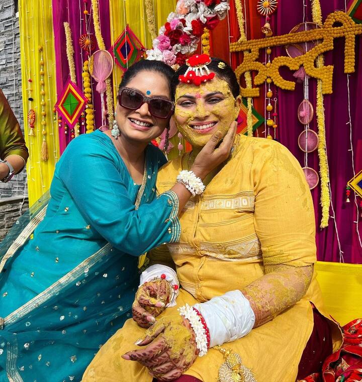 सीमा आजमी ने तान्या की हल्दी सेरेमनी की कई तस्वीरें अपने इंस्टा पर साझा की हैं. एक्ट्रेस के चेहरे का नूर इन तस्वीरों में खिला खिला नजर आ रहा है.